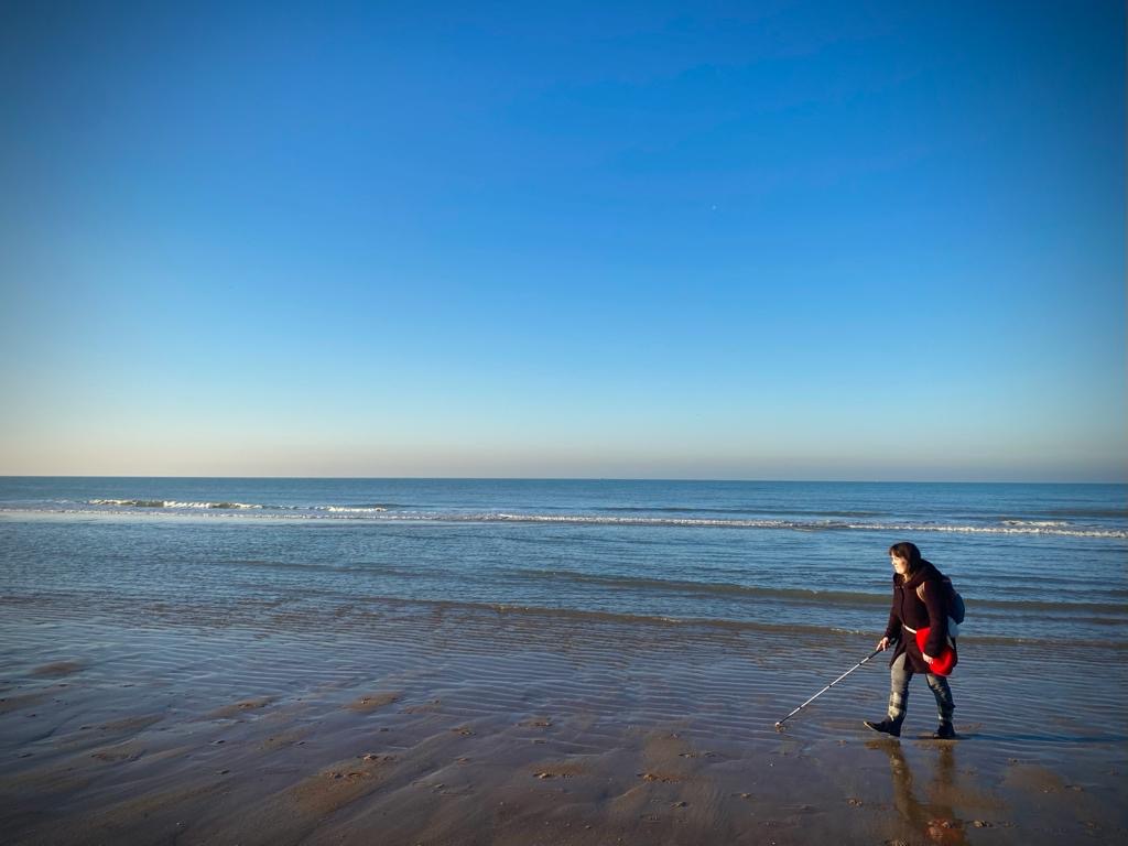 Monique wandelt door golven