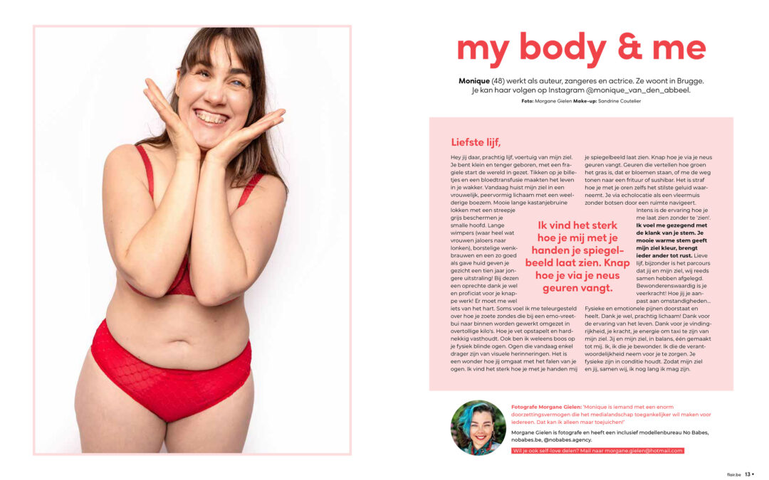 Monique poseert lachend als hoofdafbeelding voor een artikel over body positivity